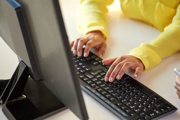 Primer plano de las manos femeninas con la escritura de computadoras — Foto de Stock