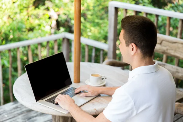 Κοντινό πλάνο του επιχειρηματία με το laptop στη βεράντα — Φωτογραφία Αρχείου