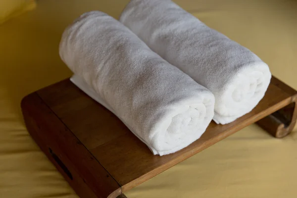 Serviettes de bain roulées au spa de l'hôtel — Photo