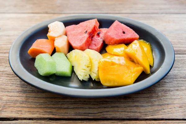 Prato de frutas suculentas frescas no restaurante asiático — Fotografia de Stock