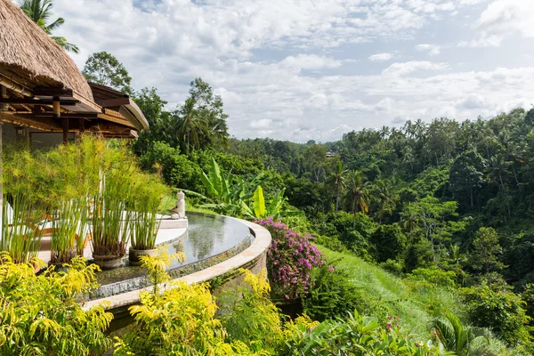 Bungalow lounge com piscina no resort do hotel — Fotografia de Stock