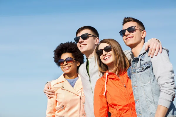 Heureux adolescents amis dans les nuances étreignant à l'extérieur — Photo