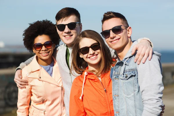 Glückliche Teenager-Freunde in Schatten, die sich im Freien umarmen — Stockfoto