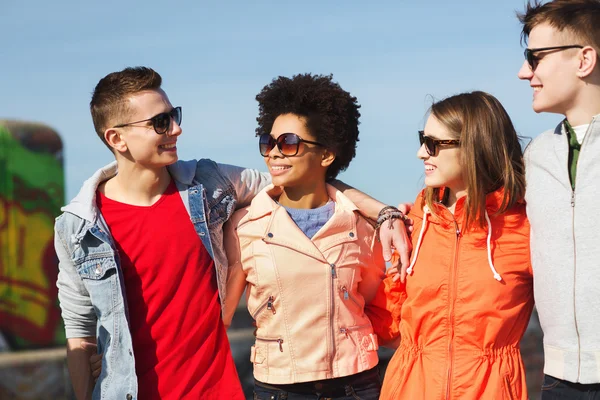 Amici adolescenti felici in tonalità che parlano in strada — Foto Stock