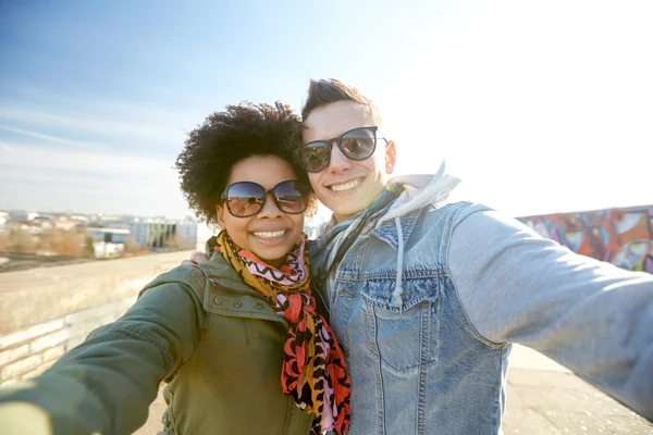 Glückliches Teenager-Paar macht Selfie auf der Straße — Stockfoto