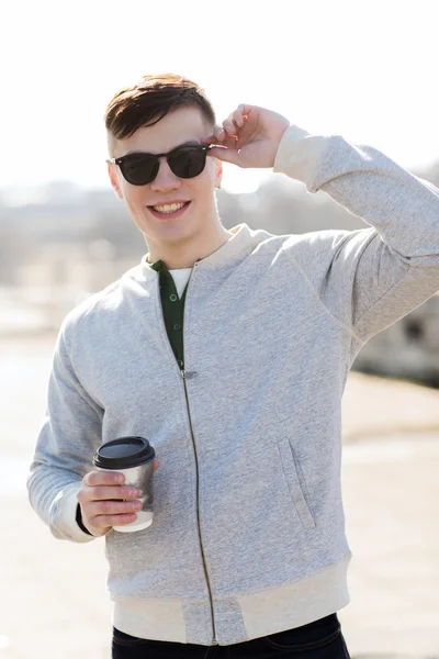 Sorridente giovane uomo o ragazzo bere caffè — Foto Stock