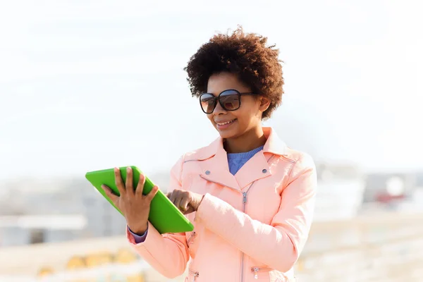 Happy young woman or teenage girl with tablet pc — Stock Photo, Image