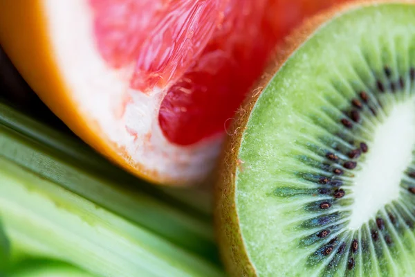 Close up of ripe kiwi and grapefruit slices — Stock Photo, Image