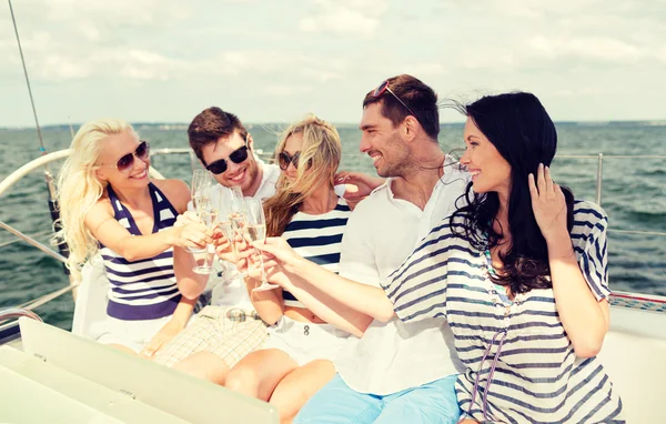 Amigos sonrientes con copas de champán en el yate — Foto de Stock