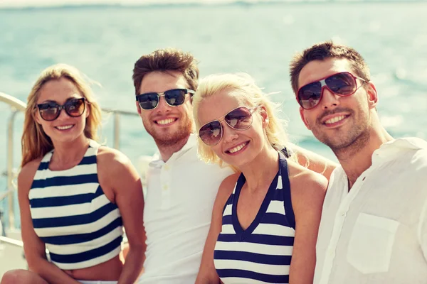 Lachende vrienden zittend op het jachtdek — Stockfoto