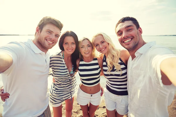 Happy vrienden op het strand en nemen selfie — Stockfoto