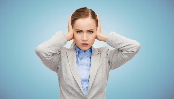 Mujer de negocios estresada con orejas cubiertas —  Fotos de Stock