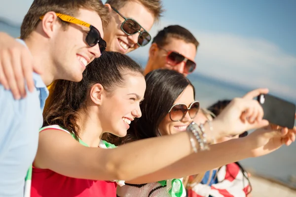 Groep vrienden nemen selfie met mobiele telefoon — Stockfoto