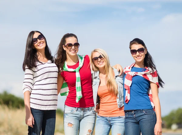 Glückliche Teenager-Mädchen oder junge Frauen am Strand — Stockfoto