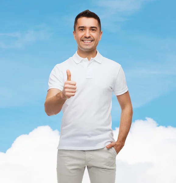 Sorrindo homem mostrando polegares para cima — Fotografia de Stock