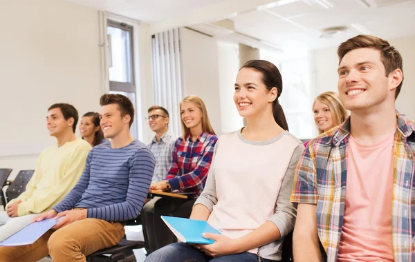 Grupp leende studenter i föreläsningssalen — Stockfoto