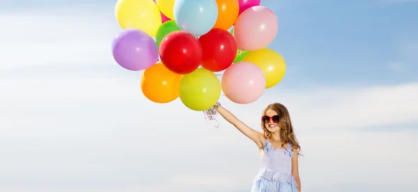 Šťastná dívka s barevnými balónky — Stock fotografie