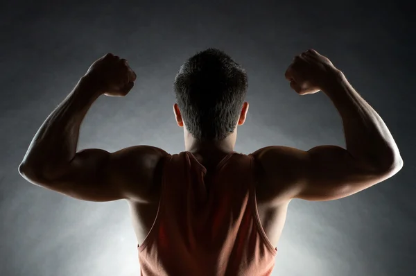 Junger Mann zeigt Bizeps — Stockfoto