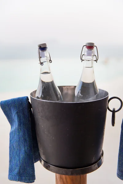 Water bottles in ice bucket at hotel beach — Stock Photo, Image