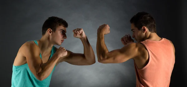 Jonge mannen worstelen — Stockfoto