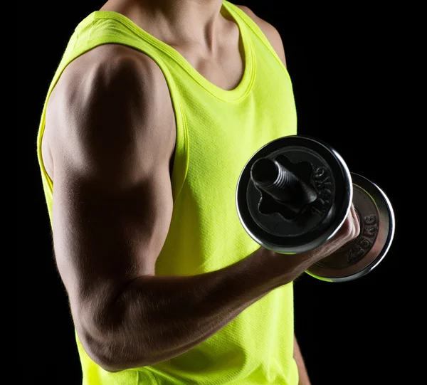 Primer plano de hombre joven con mancuerna — Foto de Stock