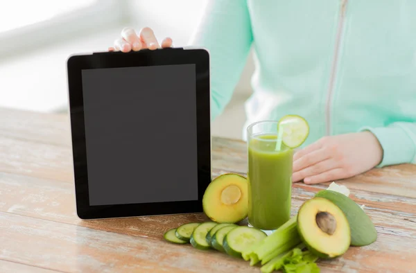 Закрыть женщину с планшетным компьютером и овощами — стоковое фото