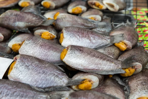 Pescado relleno o mariscos en el mercado callejero asiático —  Fotos de Stock