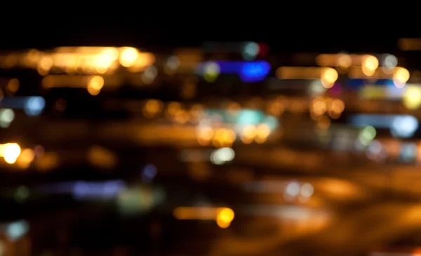 暗い夜の背景にカラフルな明るいライト — ストック写真