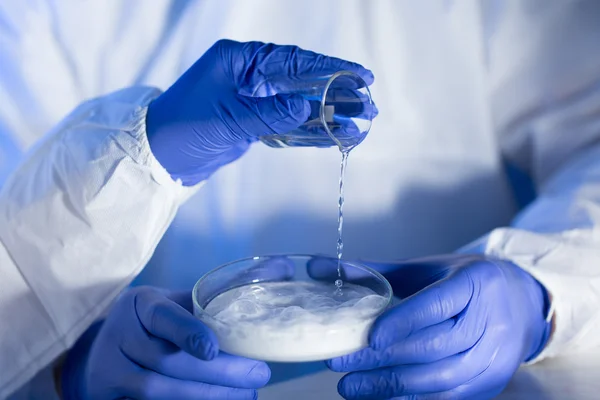Gros plan des scientifiques mains avec des produits chimiques en laboratoire — Photo