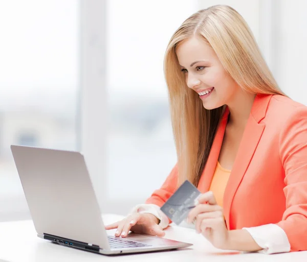 Femme d'affaires avec ordinateur portable et carte de crédit — Photo