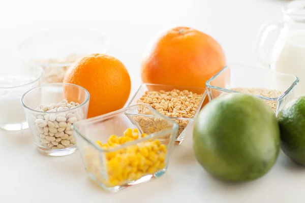 Close-up de ingredientes alimentares na mesa — Fotografia de Stock