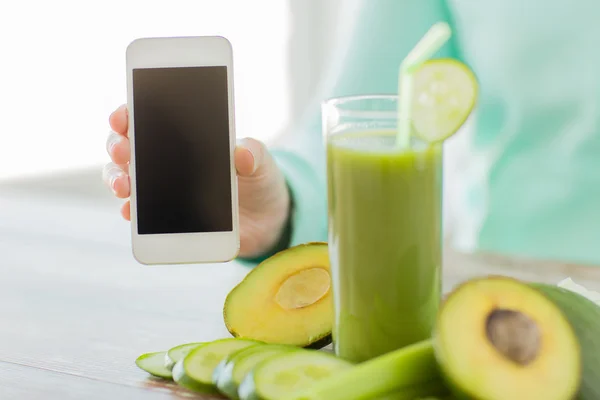 Närbild på kvinna med smartphone och grönsaker — Stockfoto