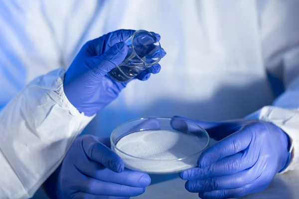 Primer plano de los científicos manos con productos químicos en el laboratorio — Foto de Stock