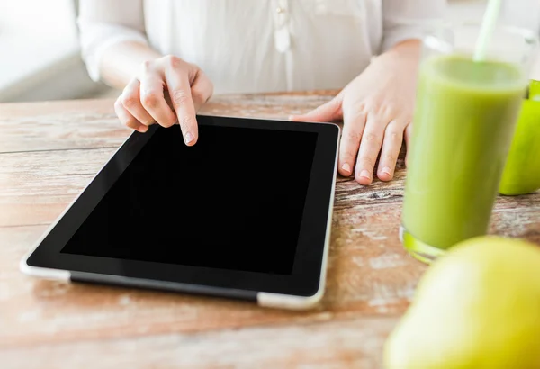 Zblízka žena rukou tablet pc a ovocné šťávy — Stock fotografie