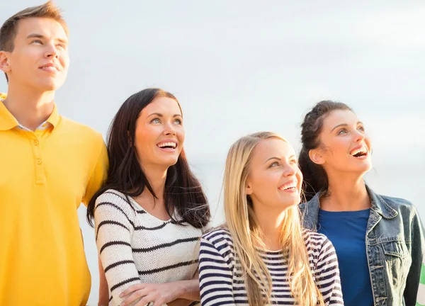 Gruppe glücklicher Freunde schaut am Strand nach oben — Stockfoto