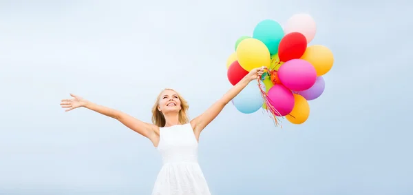 Kvinna med färgglada ballonger utanför — Stockfoto