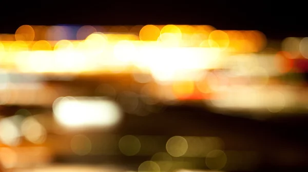 Luces brillantes doradas sobre fondo oscuro nocturno — Foto de Stock