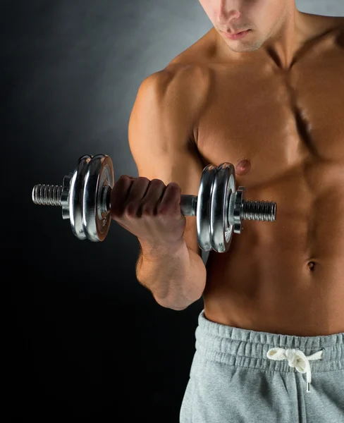 Primer plano de hombre joven con mancuerna — Foto de Stock