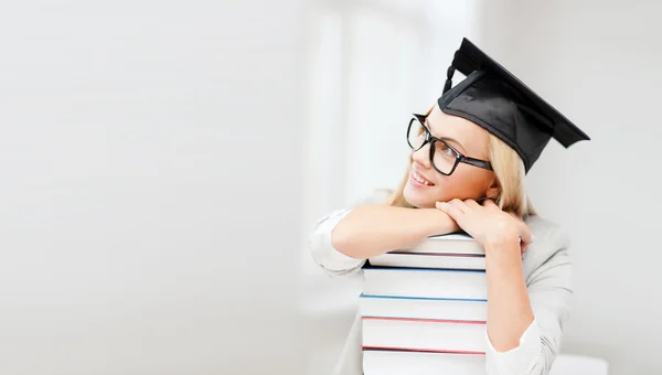 Estudante em boné de graduação — Fotografia de Stock