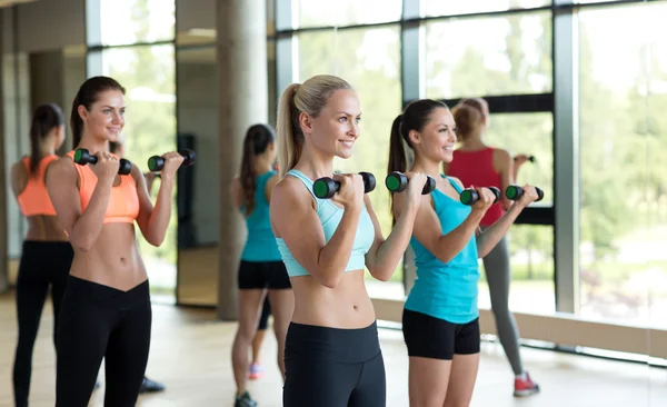 Groupe de femmes avec haltères dans la salle de gym — Photo