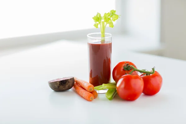 Primo piano di succo fresco e verdure su tavolo — Foto Stock