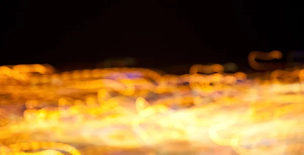 Luces brillantes doradas sobre fondo oscuro nocturno — Foto de Stock