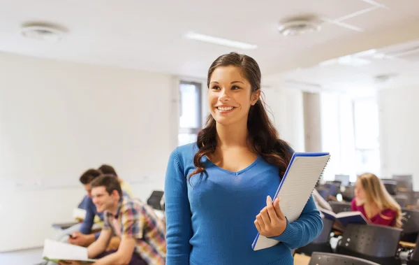 Grupp leende studenter i föreläsningssalen — Stockfoto