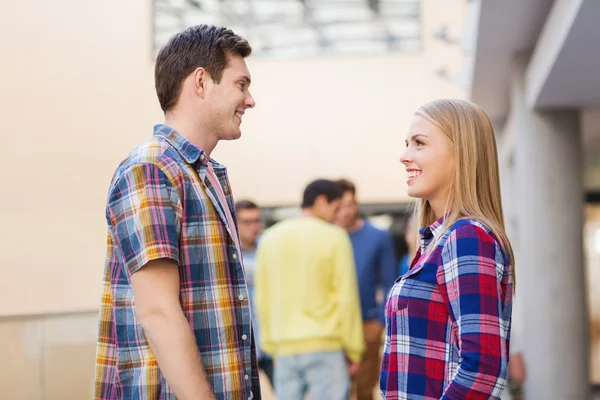 Groep studenten buiten glimlachen — Stockfoto