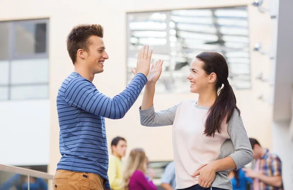 Groep studenten buiten glimlachen — Stockfoto