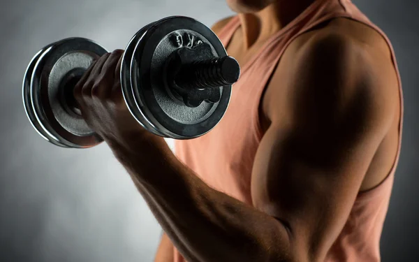 Close up van jonge man met dumbbell Stockafbeelding