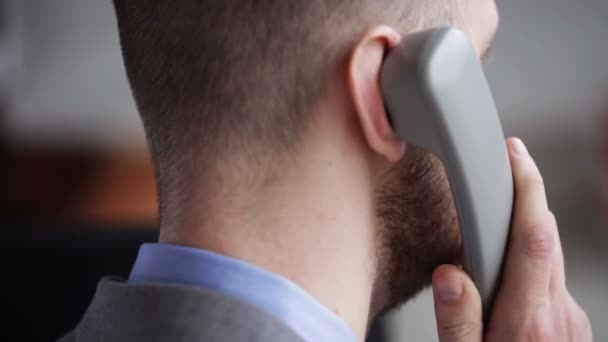 Close up de homem de negócios chamando pelo telefone — Vídeo de Stock