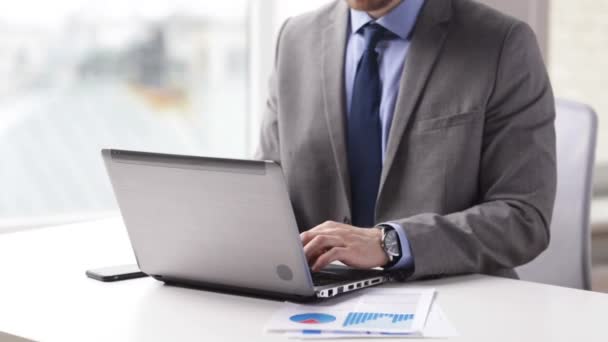 Close-up de mãos de homem de negócios digitando no laptop — Vídeo de Stock