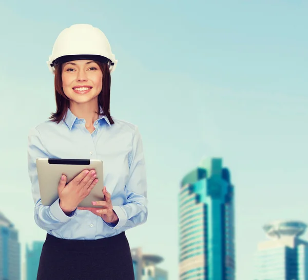 Jeune femme d'affaires souriante en casque blanc — Photo