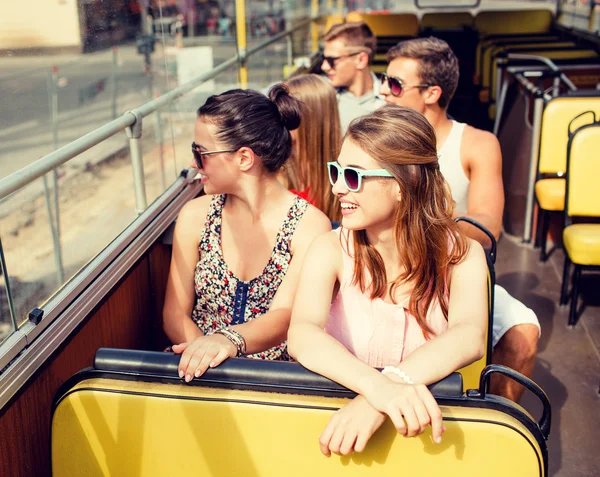 Grupo de amigos sorridentes viajando de ônibus de turismo — Fotografia de Stock